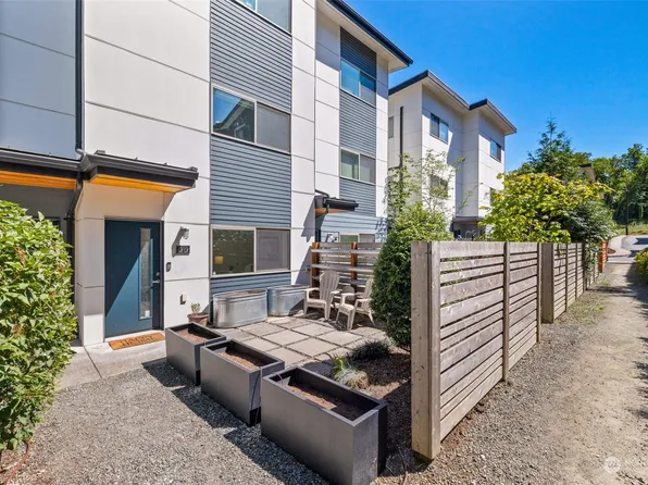 4232 S Greenbelt Station Drive, Seattle, WA 98118