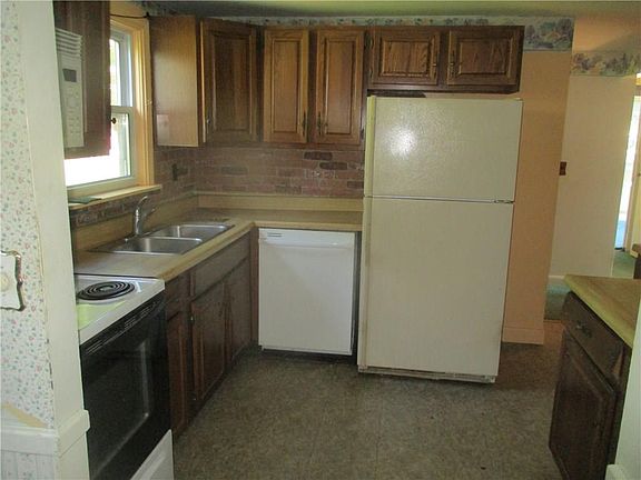 4th image of 17 Sherwood Ave