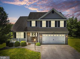 635 Queensbury Dr, Chambersburg, PA 17202