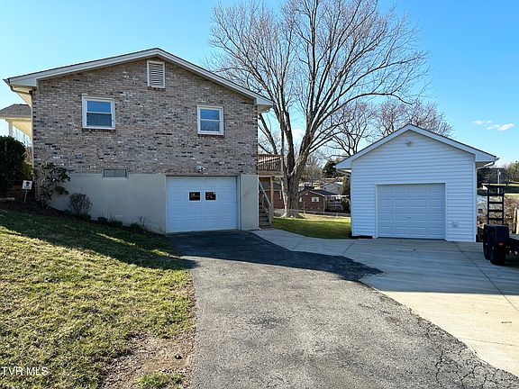 3rd image of 204 Meridale Dr