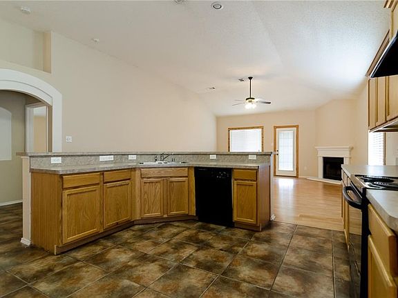 4th image of 1000 Crane Cir