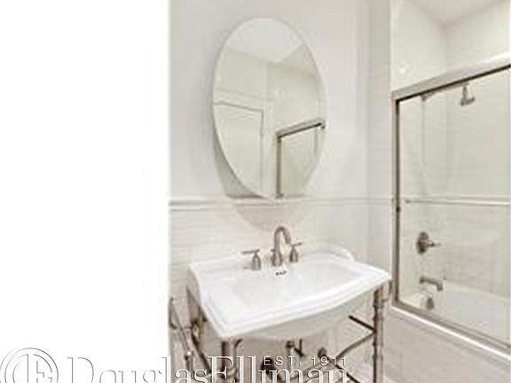 3rd image of 208 E 61st St APT 4