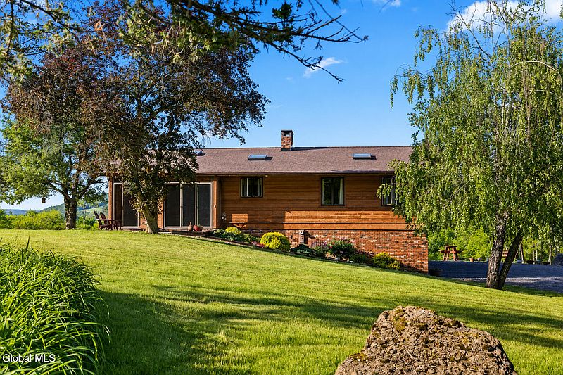 4th image of 1072 Ravine Road