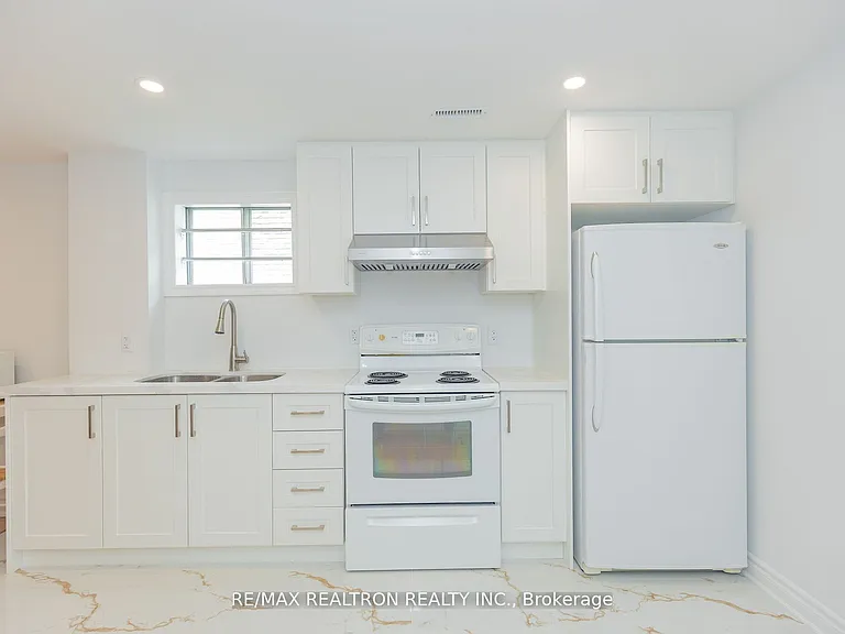 129 Sexton Cres #LOWER — Photo 3