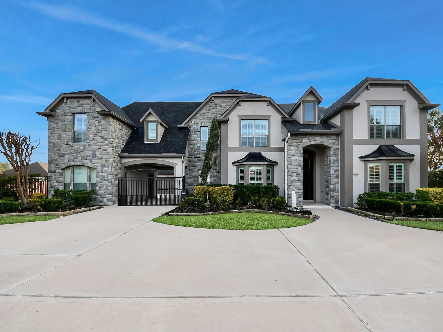 5 bed, 5.0 bath, 5065 sqft, $9,950 — Photo 2
