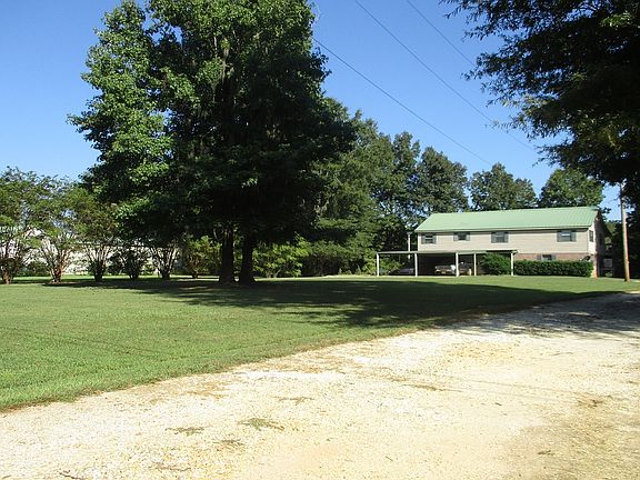 Driveway leeding to house