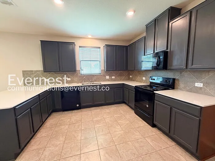 3 bed, 2.5 bath, 2038 sqft, $2,095 — Photo 3