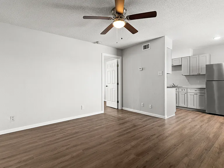 405 Root Ave #13 — Photo 4