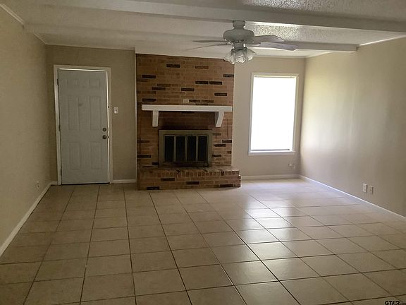 3rd image of 10409 Creek Bend Dr
