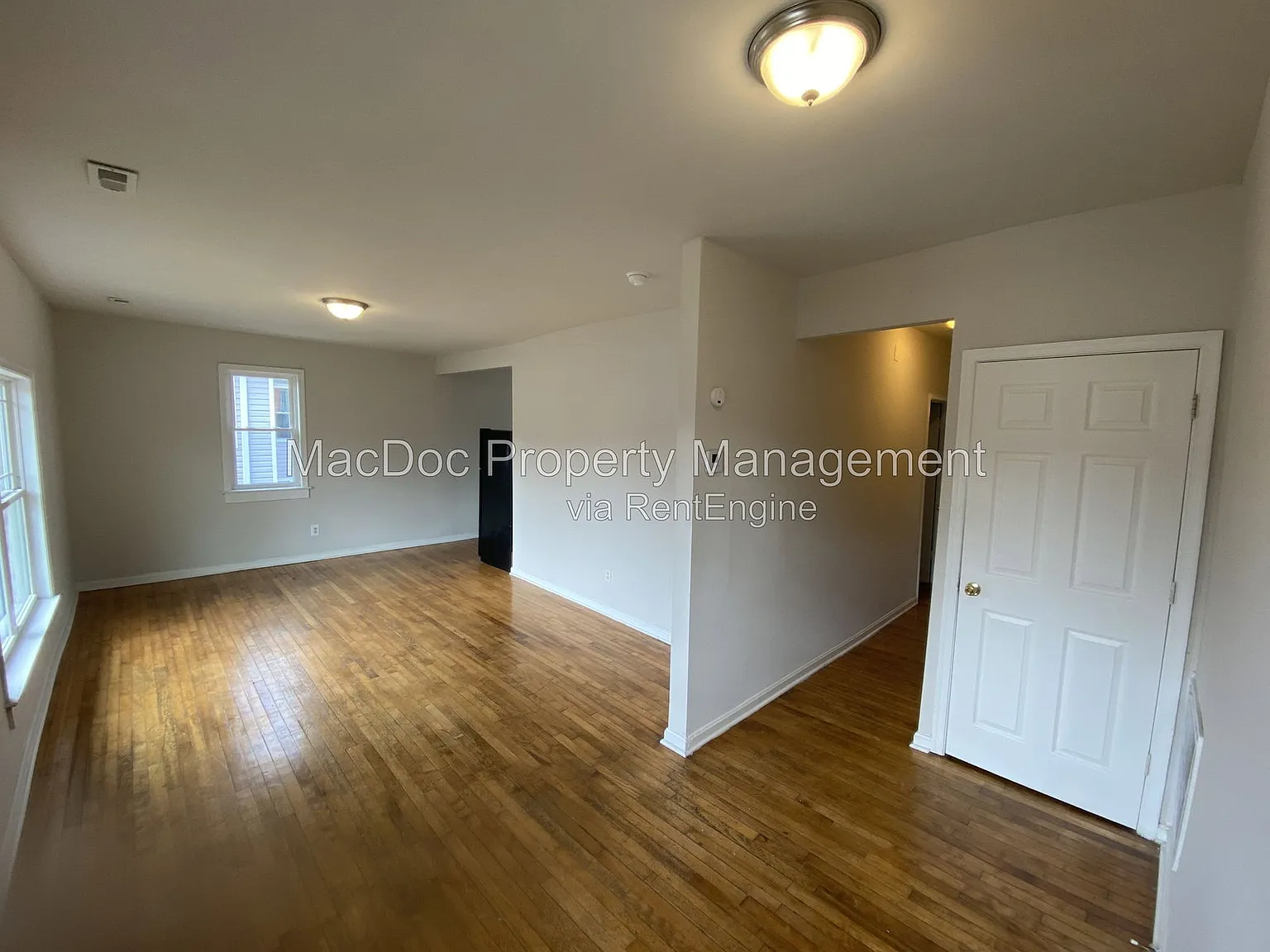 3 bed, 1.0 bath, 1002 sqft, $1,895 — Photo 3