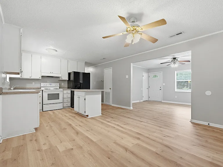 90 Andrews Ave — Photo 14