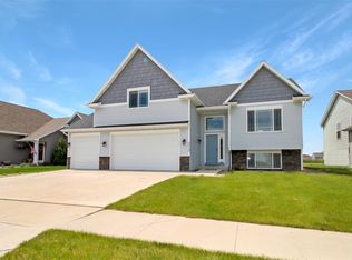 3113 10th St NW, Minot, ND 58703