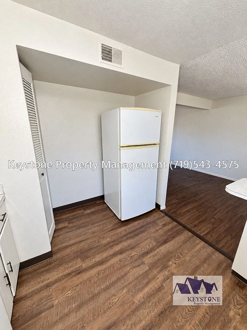 Spacious First-Floor 2-Bedroom Apartment in Belmont with Swamp Cooler! $1000/$1000 — Photo 4