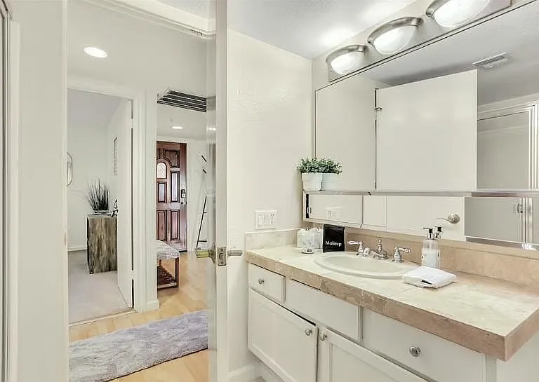 400 N Sunrise Way — Photo 16