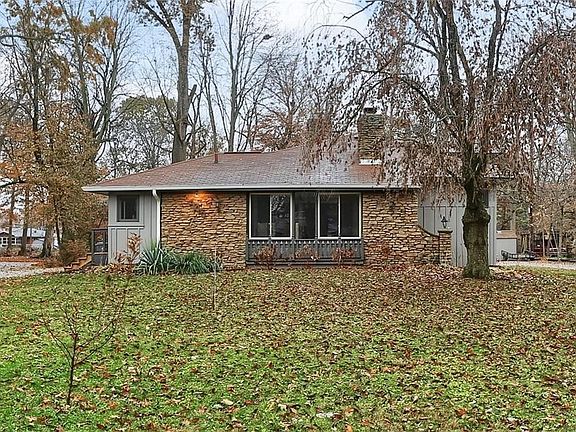 3rd image of 445 E Hickory Ln