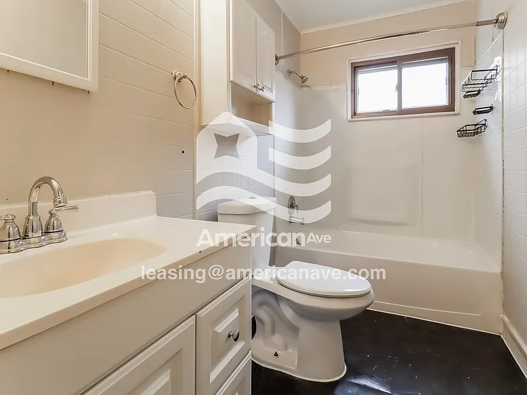 1306477_009_main_bathroom_9.jpg
