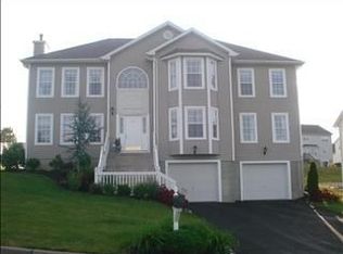 208 E Meadow Wind Ln, Newburgh, NY 12550