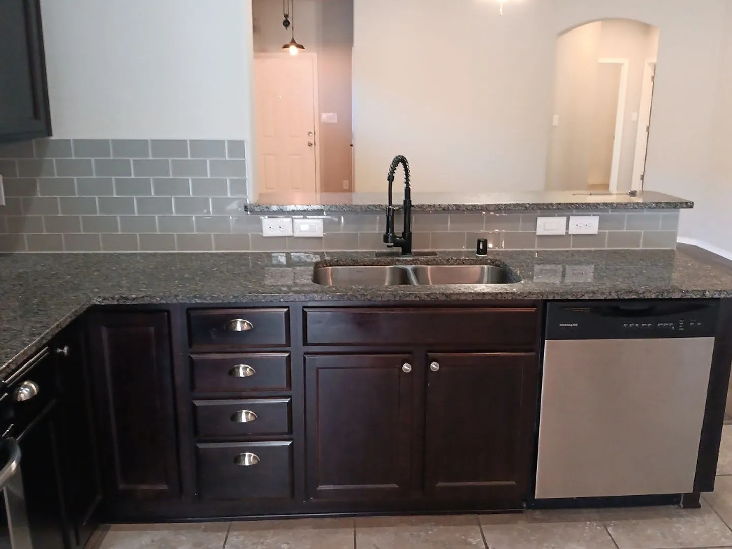 Beautiful 3 Bedroom 2 Bathroom home! Showings Available Now! — Photo 4