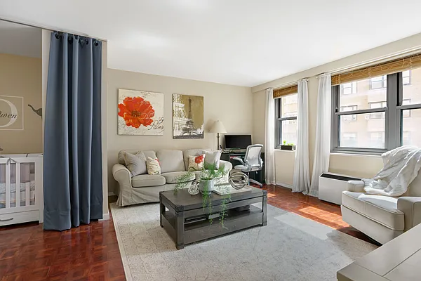 Sold by R New York | media 10