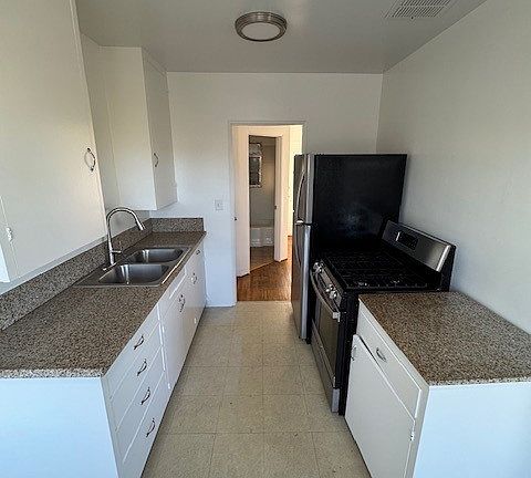 3rd image of 210 W Los Olivos St