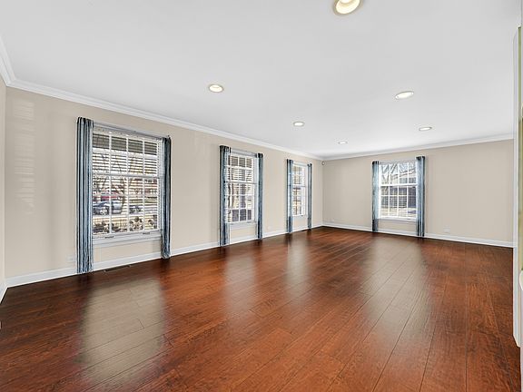 4th image of 504 Lois Ct