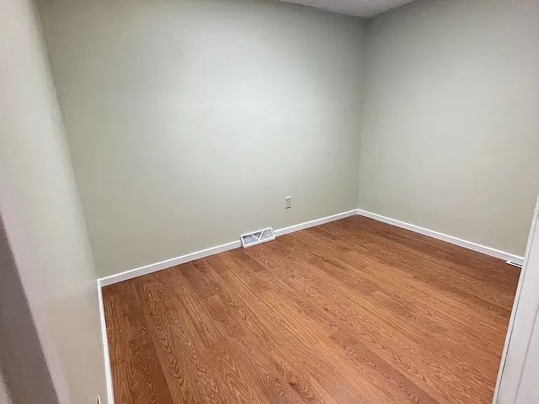 402 W Walnut St — Photo 8