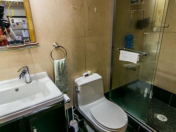 302_Ainslie_Street_-_Apt_1_-11