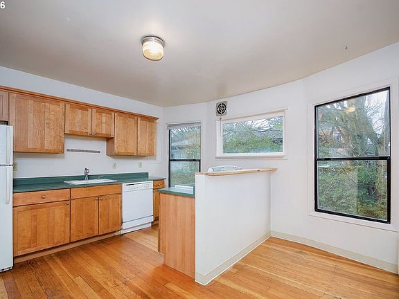 4th image of 512-514 SE 17th Ave #512