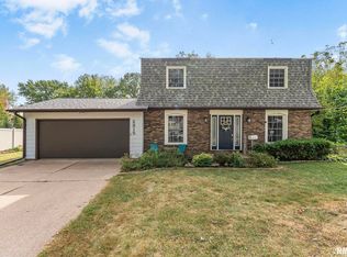 2315 Kingsway Dr, Bettendorf, IA 52722