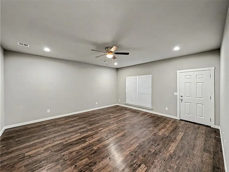 862 Oakwood Ct — Photo 2
