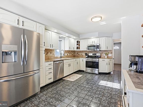3rd image of 1027 1st Ave