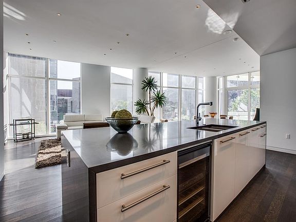 4th image of 1918 Olive St #202C
