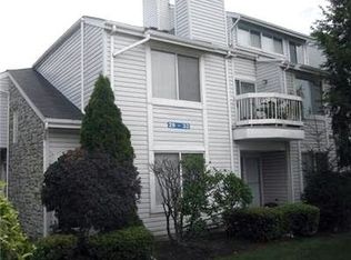 30 Chatham Sq, Parlin, NJ 08859