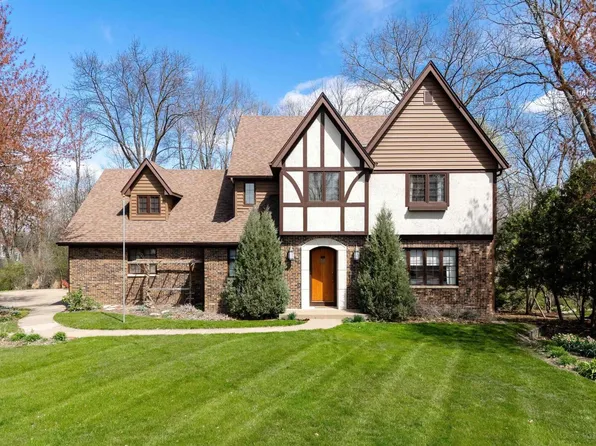 5544 Charter Oaks Dr, Bettendorf, IA 52722