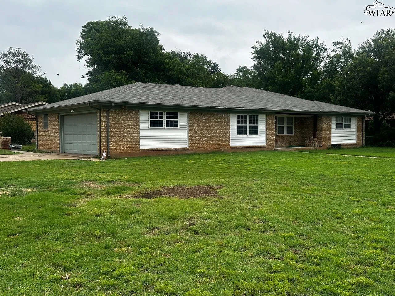 4 bed, 2.5 bath, 2026 sqft, $2,250 — Photo 2
