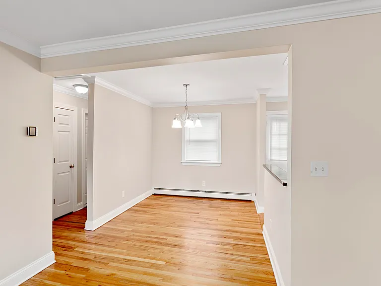 4 Jeanne Marie Gdns — Photo 9