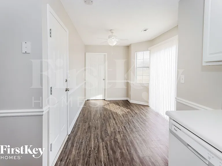 128 Greenleaf Dr — Photo 5