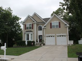 4 Stoneham Dr, Delran, NJ 08075