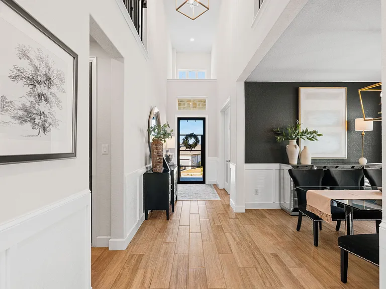 303 Navarro — Photo 4