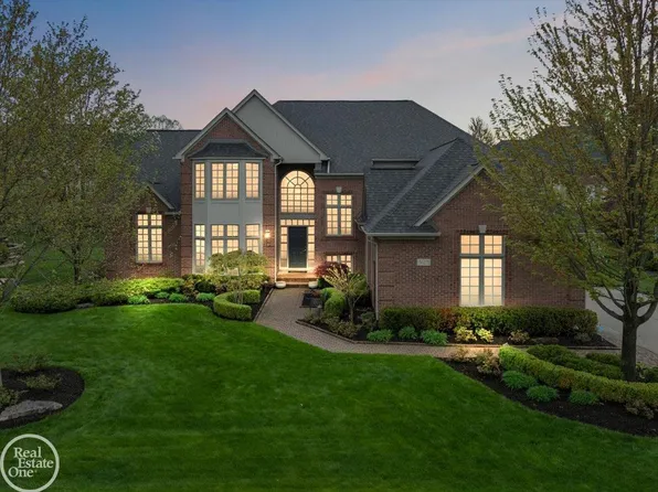 56271 Ashbrooke Dr E, Shelby Township, MI 48316