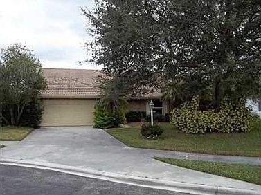 1st image of 411 SW Magnolia Cv