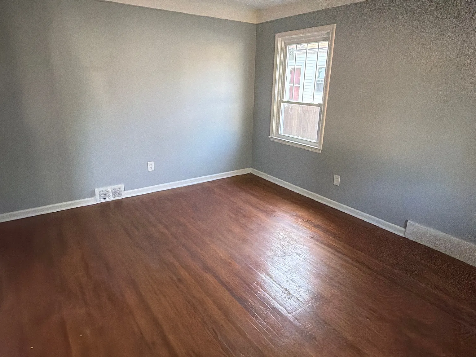 3 bed, 888 sqft, $1,250 — Photo 2