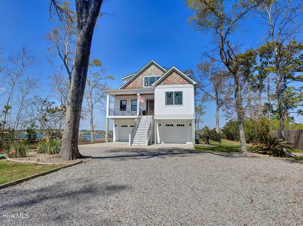 823 Chadwick Shores Drive, Sneads Ferry, NC 28460