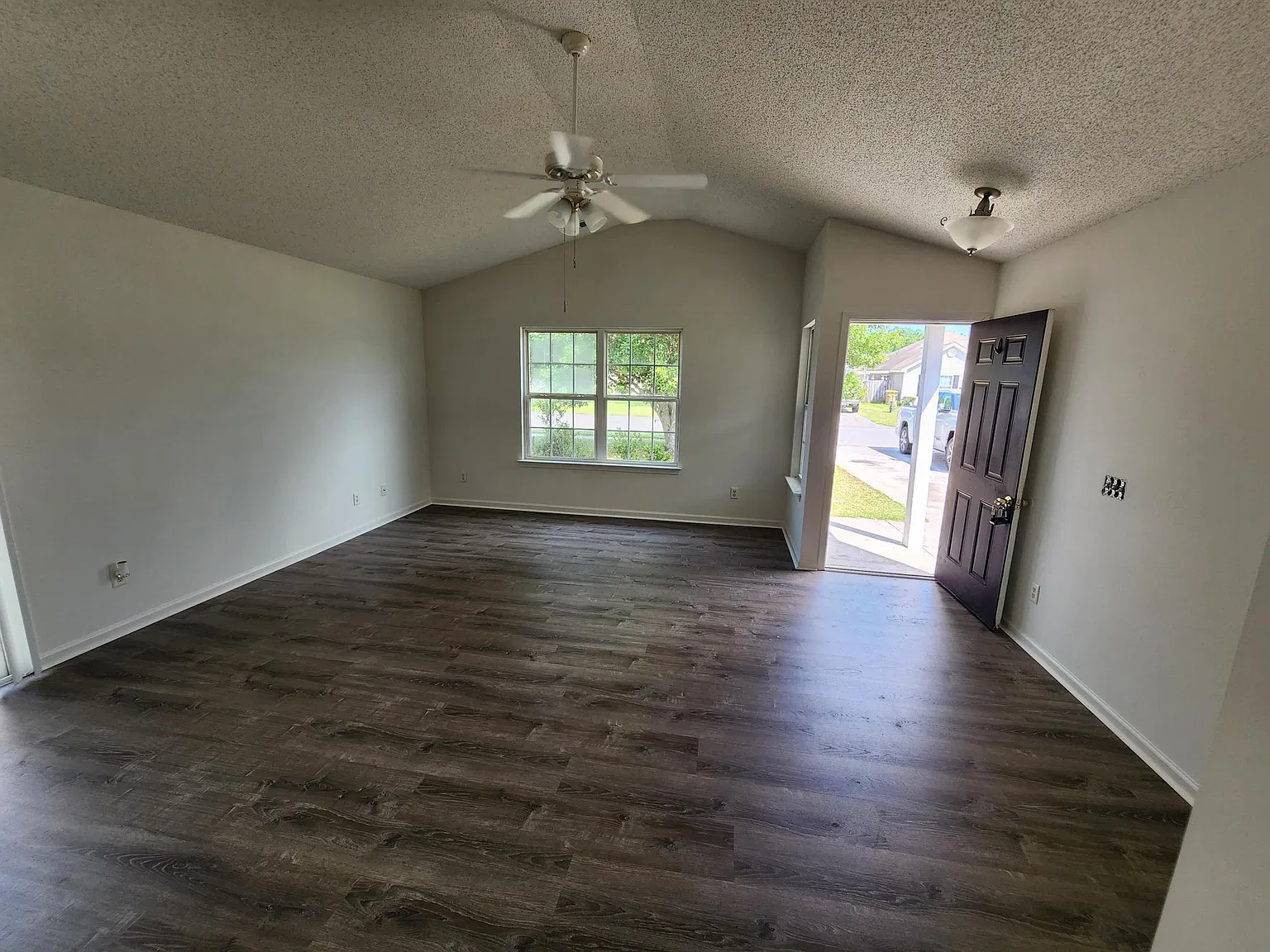 3 bed, 1257 sqft, $1,850 — Photo 3