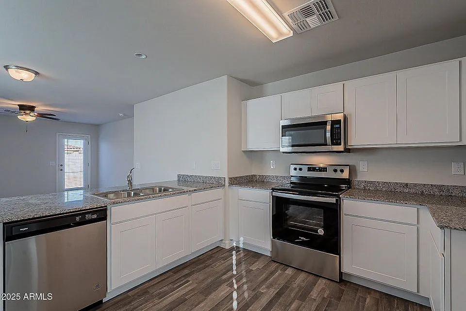 3 bed, 1328 sqft, $1,600 — Photo 4