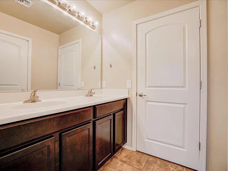 241 E Imperial Ct — Photo 17