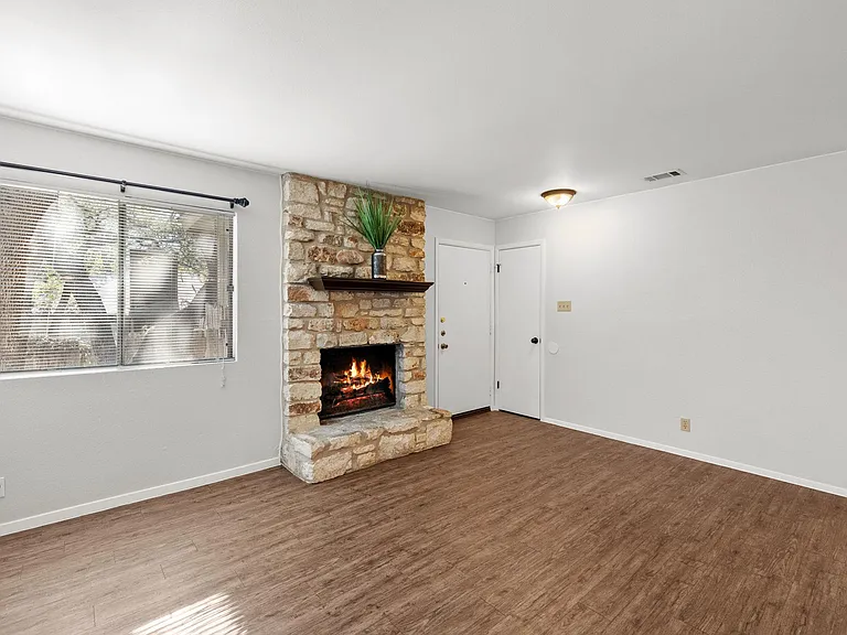 9807 Hundred Oaks Cir #B — Photo 13