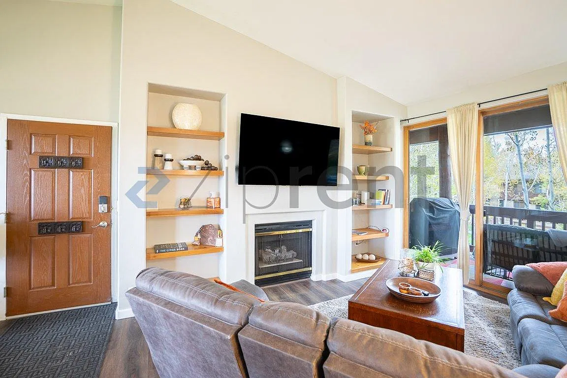 3 bed, 1326 sqft, $3,995 — Photo 3