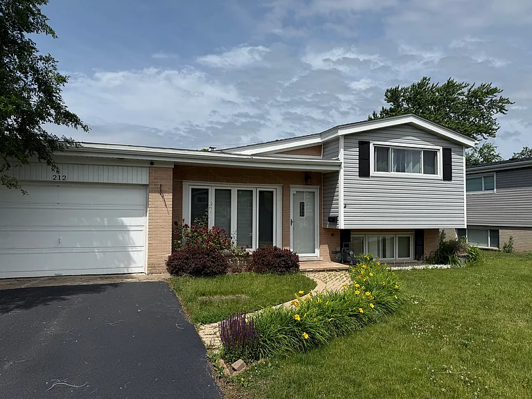 212 Valerie Ct — Photo 3
