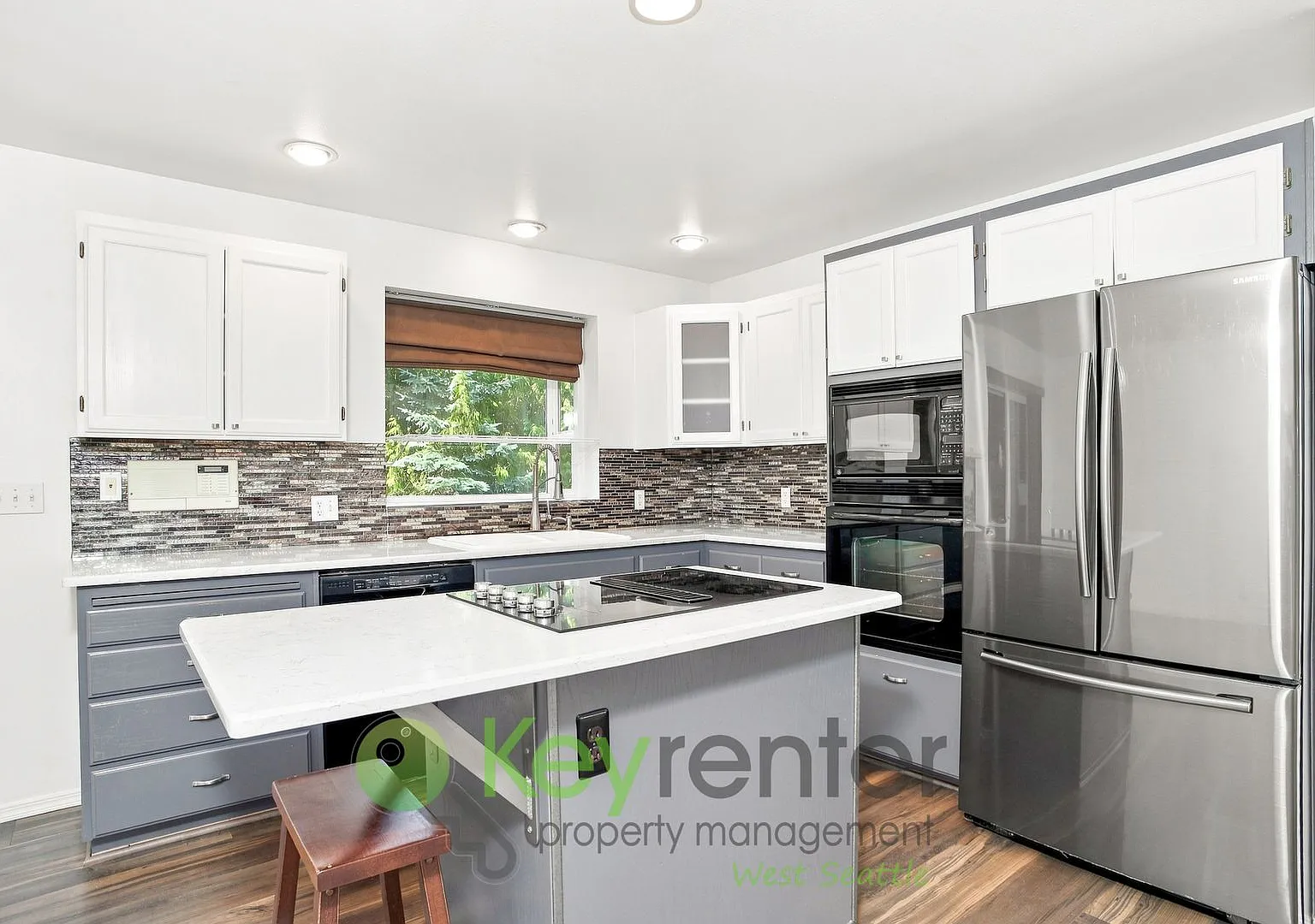 Spacious 4 Bedroom with Two Car Garage and Balcony — Photo 2